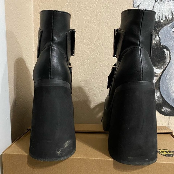 Black dolls kill window grommet platform boots. - Picture 2 of 3